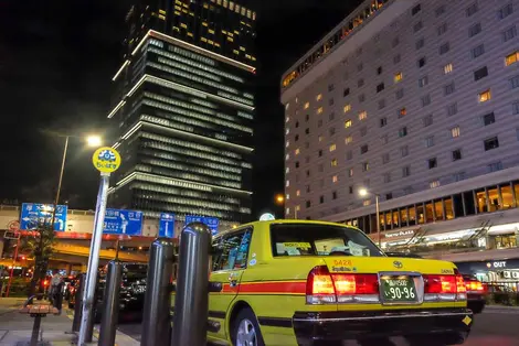 Taxi outside Akasaka-Mitsuke Station Exit 10, on Sotobori-dōri Avenue