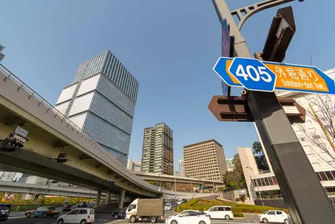 Akasaka-Mitsuke intersection, on Sotobōri-dori Avenue and Aoyama-dōri Avenue