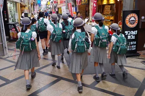 School children at Higashimuki shotengai