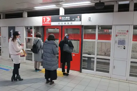 Tozai Line platform