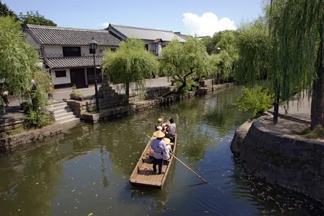 Paseo en barco por el canal del distrito histórico de Kurashiki Bikan, Okayama