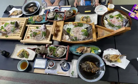 Dîner traditionnel kaiseki servi à la minshuku