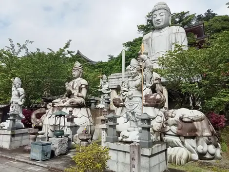 Le temple Tsubosaka-dera et ses statues