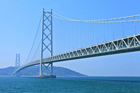 Le pont Akashi Kaikyo, un pont suspendu reliant la ville de Kobe à l'île d'Awaji