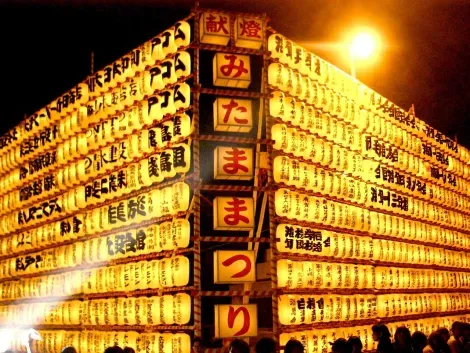 Les vingt mille lueurs qui éclairent le sanctuaire Yasukuni-jinja à Tokyo donnent leur nom au Mitama Matsuri, le festival des lanternes.