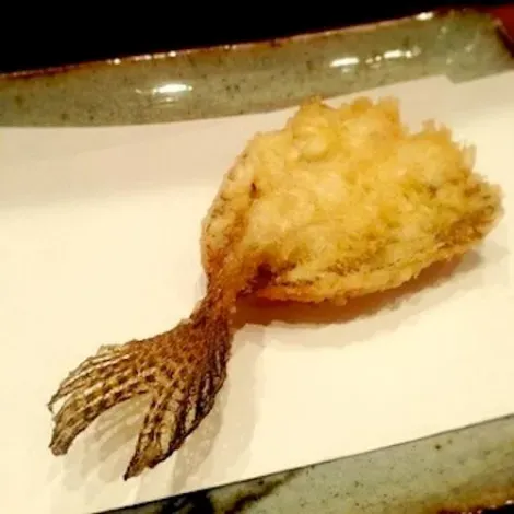 Chaque tempura est délicatement déposée sur un papier, la libérant des dernières enveloppes d’huile qui l’entourent.