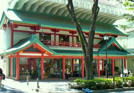 Sul viale Omotesando, l'Oriental Bazaar attira l'attenzione per colori vivaci e la facciata asiatica.