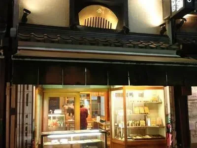 Depuis 1717, la façade de la boutique de peigne Yonoya Kushiho illumine les rues d'Asakusa (Tokyo) par sa simplicité.