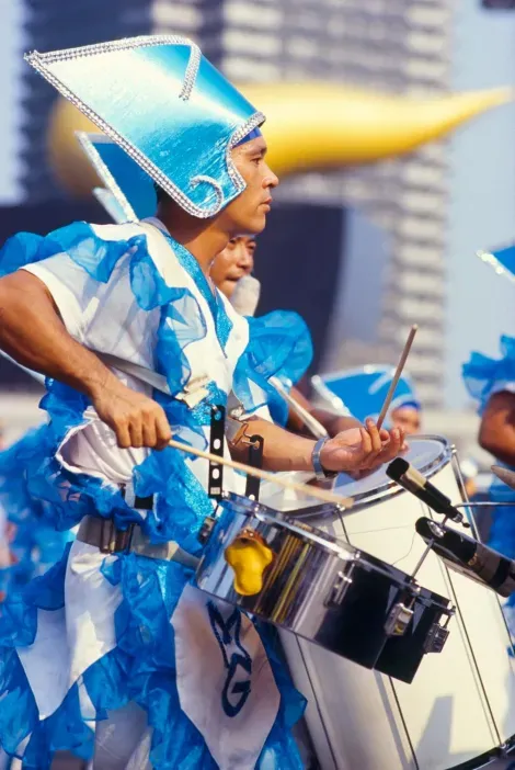 Les défilés de batukada (percussions) rythment le festival Asakusa Samba à Tokyo.