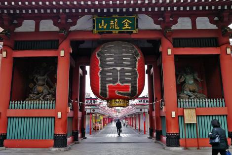 El kamiramon marca la entrada el templo Sensô-ji en Asakusa (Tokyo).