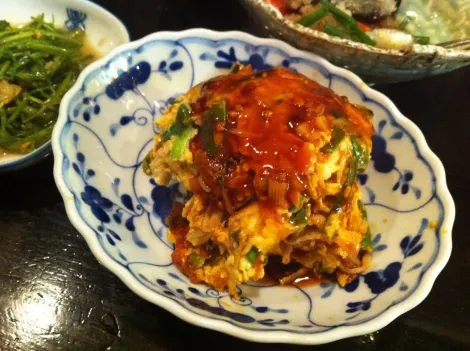 Les petits restaurants d'Ebisu Yokocho servent tous exclusivement de la cuisine japonaise, comme les poissons, les sashimis, les okonomiyaki ou les tempura.