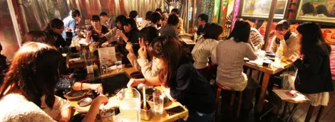Dans le Sakura Tei's, à Harajuku, ce sont les clients qui composent eux-même les okonomiyaki, 