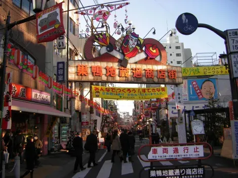 Étalée sur plus de 800m, la rue piétonne de Jizôdori regroupe plus de 200 petites boutiques.