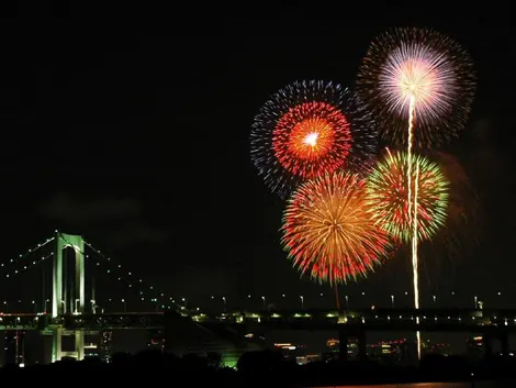 For the fireworks Tokyo Bay fire, more than 10,000 rockets are launched near the Rainbow Bridge at Odaiba.