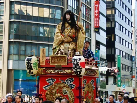 Dans les rues de Tokyo, les mikoshi (sanctuaires portables abritant des kami, des esprits) sont baladés au cours du Sanno Matsuri.