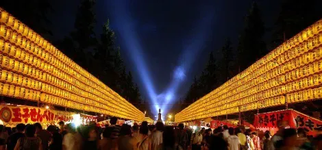 A la mi-juillet, le Mitama Matsuri illumine et anime le paisible Yasukuni-jinja