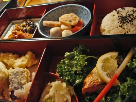 Tofu, poulpe, edamame (fève de soja), assortiment de tempura (légumes ou poissons frits) et autres petites assiettes raviront les gourmets. 