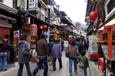 Rue commerçante Omotesando à Miyajima