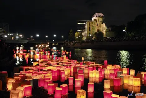 Lámparas de la ceremonia memorial sobre el río Motoyasugawa.