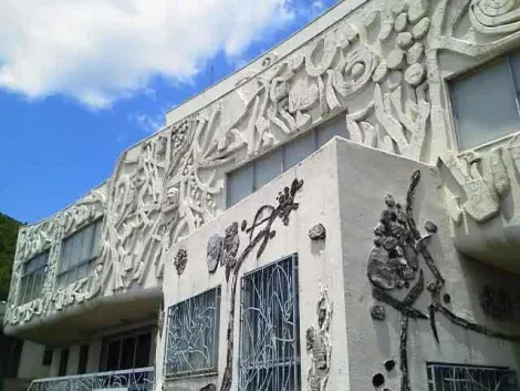 La façade du Musée des Beaux-Arts Insho Domoto à Kyoto.