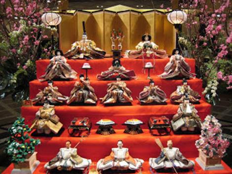 Une collection de poupée offerte pendant la hina matsuri.