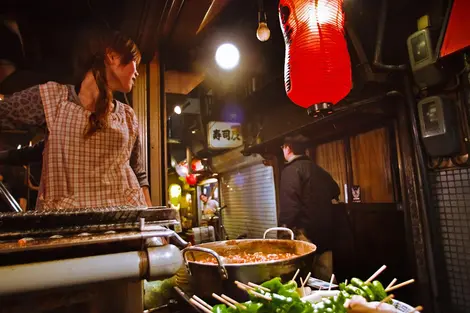 En dépit des grandes artères, Shinjuku dispose aussi d'étroites ruelles où s’amoncellent les bars et les petites restaurants.