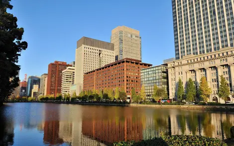 Le canal entourant les jardins impériaux près de la gare de Tokyo.