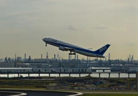 Boeing 777-200 taking off from the company ANA from the slopes of Haneda Airport.