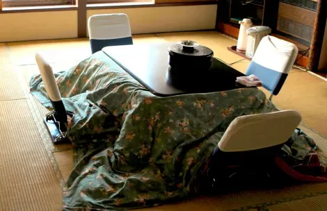 Le kotatsu, un table basse pour manger au chaud dans la fraîcheur de l'hivers.