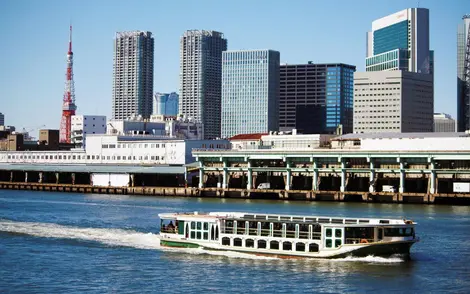 Tokyo a aussi une tour (la Tour de Tokyo) et des bateaux mouche.