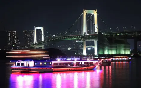 Les lumières nocturnes du Rainbow Bridge à Tokyo.