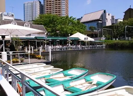 Il Canal Cafe vicino a Idabashi (Tokyo), un posto tranquillo per sorseggiare un drink o affittare una barca.