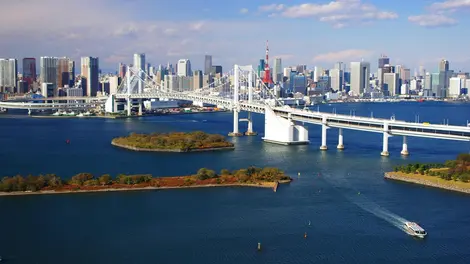 Il Rainbow Bridge, bianco di giorno, multicolore di notte, è uno dei simboli di Tokio.