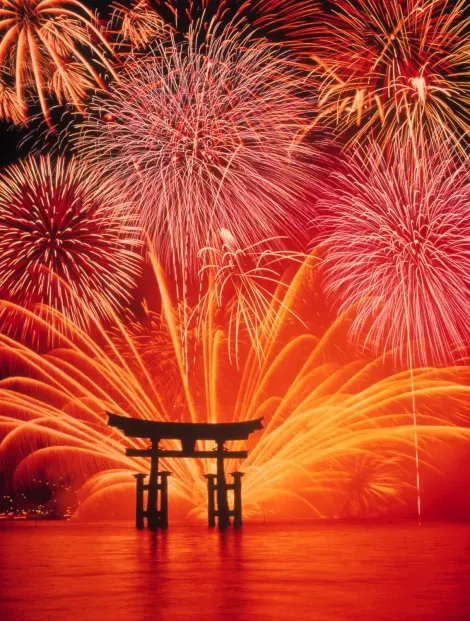 Un feu d'artifice devant le célèbre torii de Miyajima.