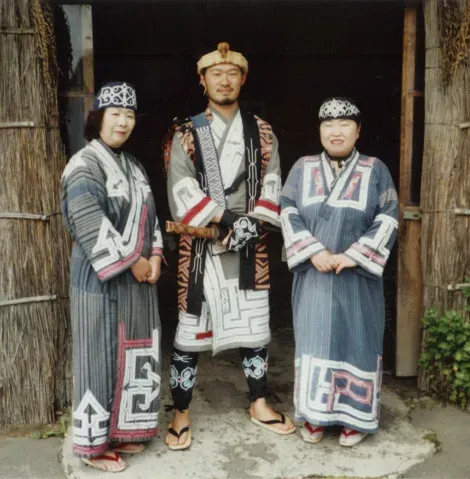 Des Aïnous en costume traditionnel