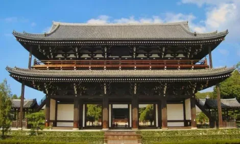 La puerta Sanmon del templo Tofukuji.