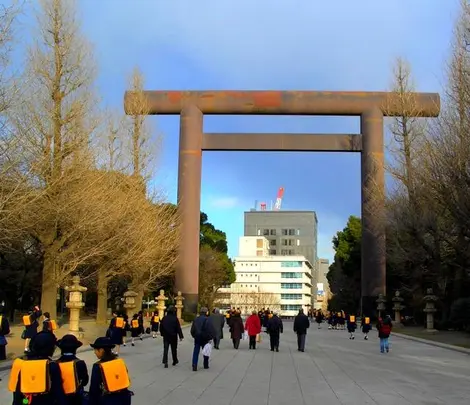 Le Daiichi Torii du sanctuaire Yasakuni (Tokyo) était le plus grand torii du Japon en 1921.