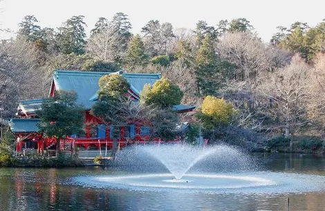 Oltre alle anatre e ai pedalò, il giardino Inokashira ospita un piccolo tempio dedicato alla dea dell'amore Benzaiten