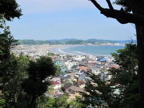 Vista a la bahía de Kamakura desde el templo Hase-dera.