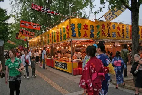 In addition to parades, concerts, animations, Himeji Yukata Matsuri hosts about 700 food stalls.