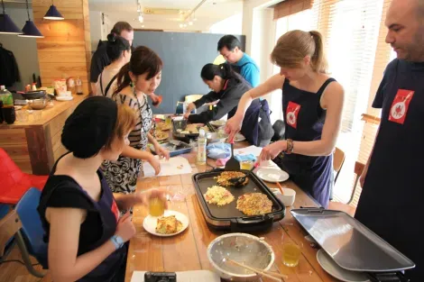 Confection des okonomiyaki avec Tsukiji Cooking (Tokyo).