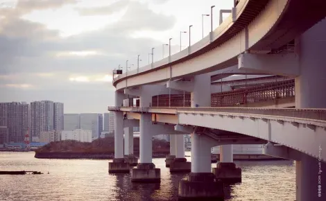 Le curve del Rainbow Bridge a Tokyo offrono dei punti panoramici unici su Tokyo.