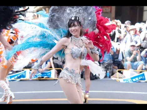 Pendant les défilés de l'Asakusa Samba Festival, le quartier d'Asakusa se transforme en Carnaval de Rio.