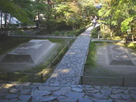 Montículos de arena rastrillada en el templo Honen-in.