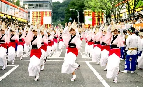 Un corteo di danzatori Awa Odori durante il festival a Tokushima (Shikoku).
