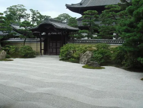 Simplicidad y belleza en el jardín seco del templo Kennin.