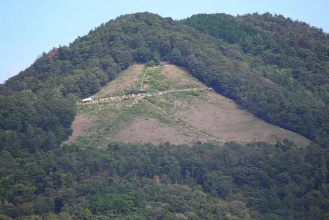 Le symbole du feu reste gravé dans la montagne