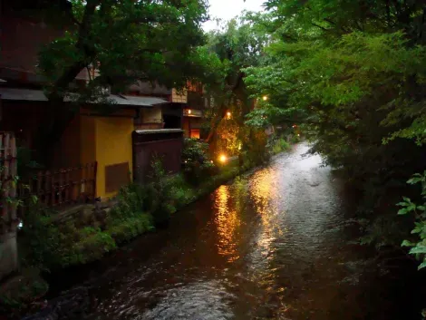 Le machiya, le case tradizionali sulle rive dello Shinbashi.