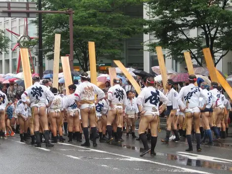 Mantenere portatori Yamakasa folklore tradizionale Hakata Gion Festival Yamakasa.