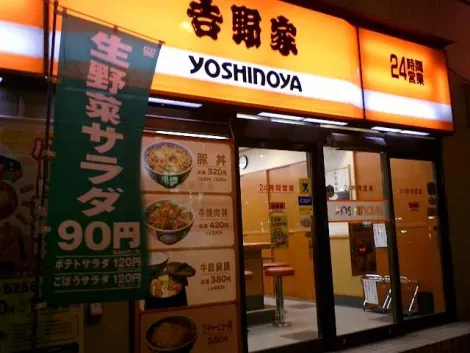 La chaîne de restauration rapide Yoshinoya propose des bols de riz gyûdon à prix modiques.
